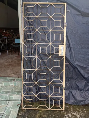 Pega ladrão de porta completinho tamanho 80 por 2,10 valo $380 WhatsApp *71