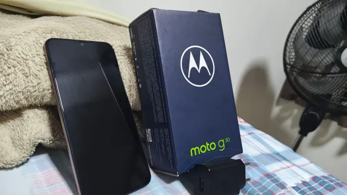 Moto G30, na caixa e com carregador turbo original.