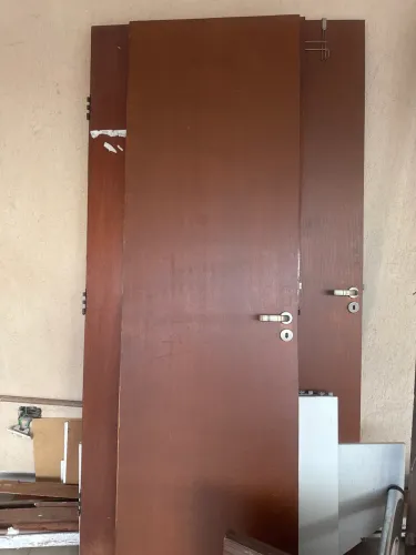 Porta de madeira completa