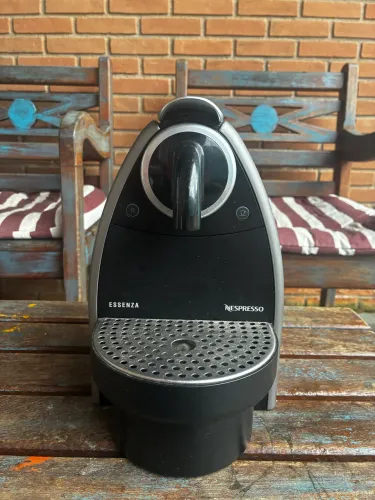 Cafeteira Nespresso Essenza - Cápsulas - Funcionando