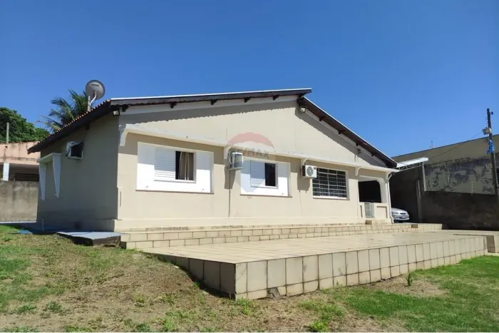Casa a venda na cidade de Cosmópolis, com 1 quarto, 1 suíte e amplo jardim