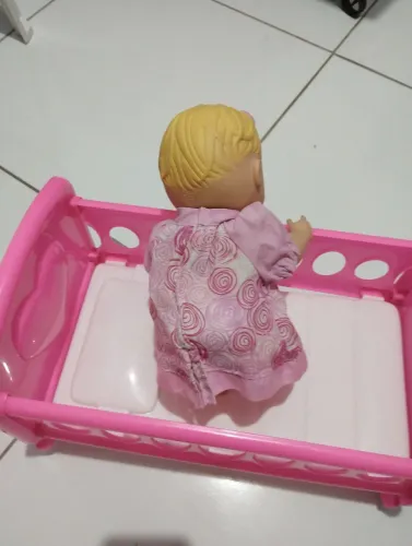 Berço infantil acompanha a boneca 