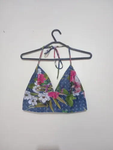 Cropped floral azul com amarração no pescoço
