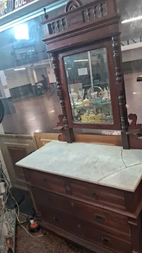 Comoda penteadeira ART NOUVEAU em madeira nobre com entalhe floral