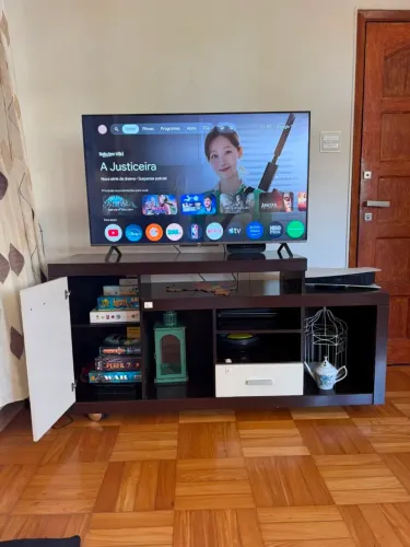 Rack pra TV - Design moderno e funcional. Excelente estado de conservação.