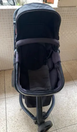 Vende-se carrinho de bebê.