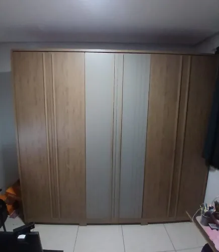 VENDO ESSE GUARDA ROUPA SEMI-NOVO