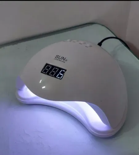 Vende-se uma cabine para unha em gel. 