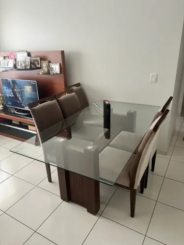 Mesa com tampo de vidro - 6 lugares