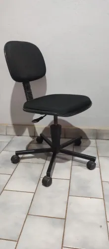 Computador, mesa e cadeira