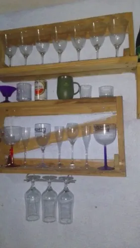 . balcão vintage com prateleiras