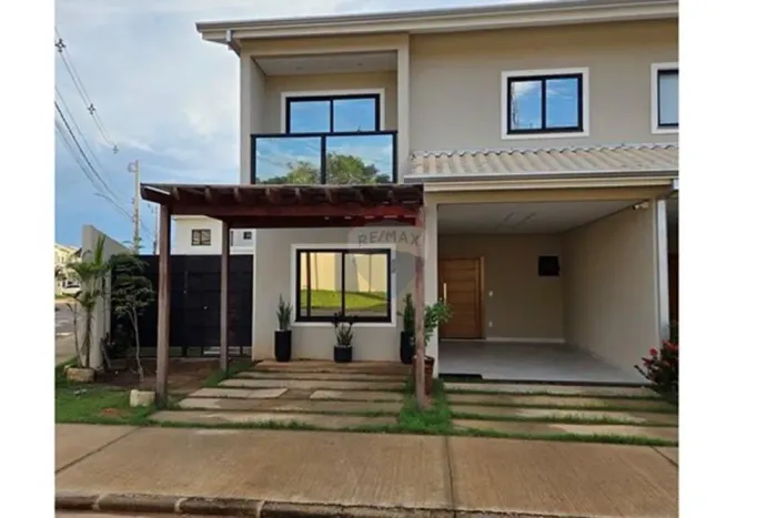 Luxo é ter espaço! Sobrado com 5 quartos, sendo 4 suítes + 4 vagas de garagem no Cond. Par