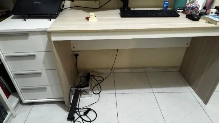 Mesa de escritório TokStok e gaveteiro