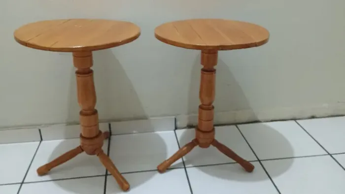 Mesa pequena/ ideal para lado da cama