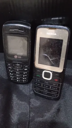 Dois celular antigo Nokia e LG