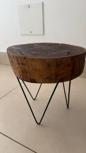 Mesa lateral rústica de madeira maciça - ideal para plantas