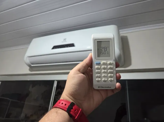 Ar condicionado Split novíssimo 220v 9.000 Btus Classificação A com gás e gelando