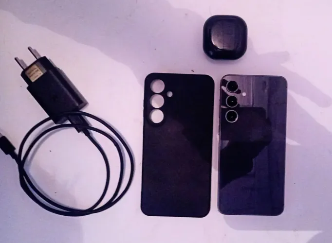 Galaxy S24 FE cinza 256/8 + nota fiscal, acessórios, estado excelente.