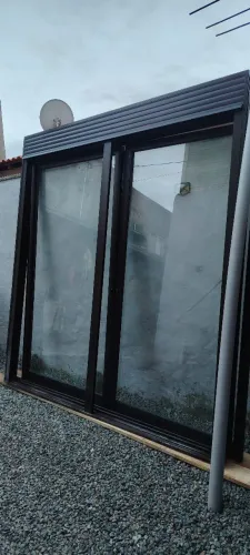Porta balcao perciana integrada automatica
