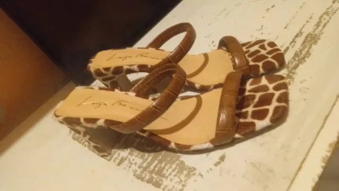 Vendo 2 sapatos semi novos usado somente 1 vez