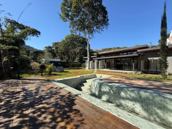 Casa à venda em Itaipava, com 4 suítes, 420 m² por R$ 3.300.000 - Petrópolis/RJ