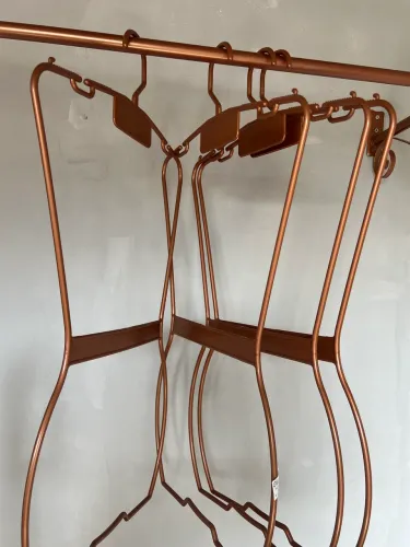 Arara, manequim com pedestal e 4 cabides 
