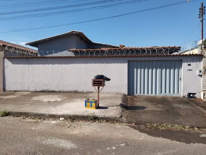 Casa de 3 Quartos no Conjunto Santa Fé