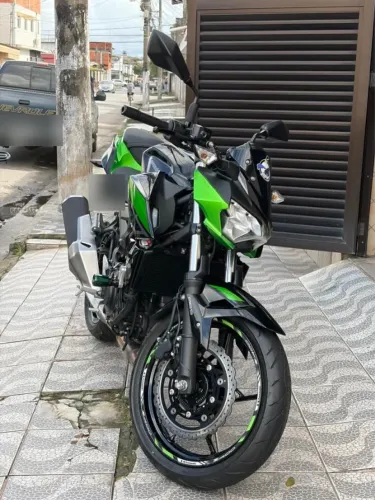 Kawasaki Z400 2022 com só 32 km, praticamente 0 km