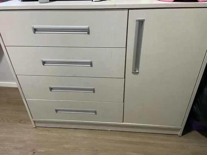 Cômoda 4 gavetas 1 porta