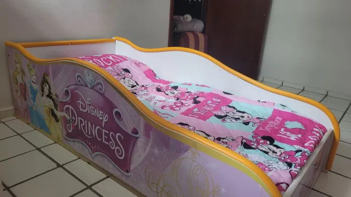 Cama infantil Princesas (acompanha colchão e protetor de colchão)