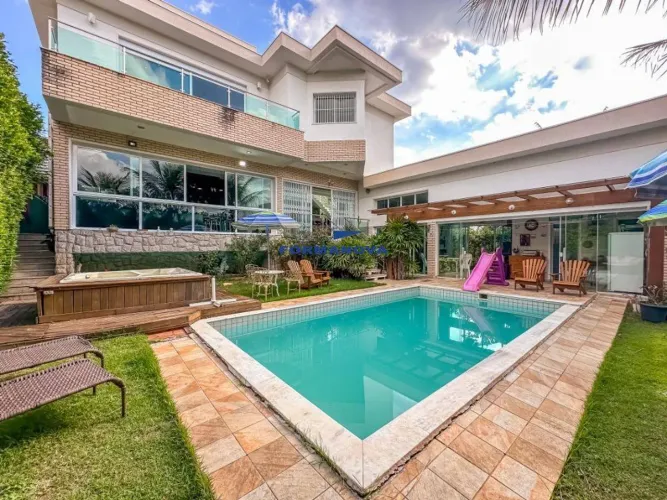 Casa com 3 Suítes, piscina, jacuzzi à venda na Granja Viana - Jandira/SP