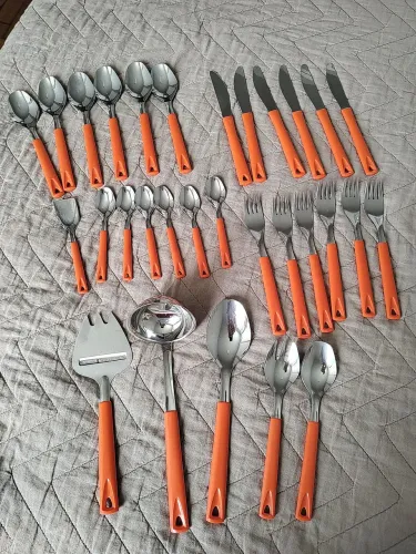 Antiquário/ colecionador-talheresvintage 6 peças da Hércules em melamina na cor laranja  .