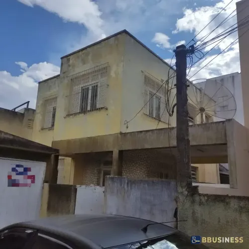 Casa de 3 quartos com kitnet ampla (entrada individual) no fundos Oportunidade de Investi