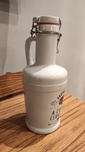 Growler de cerveja com aproximadamente 02 litros.
