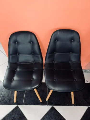 Par de Cadeiras Estilo Eames Pretas