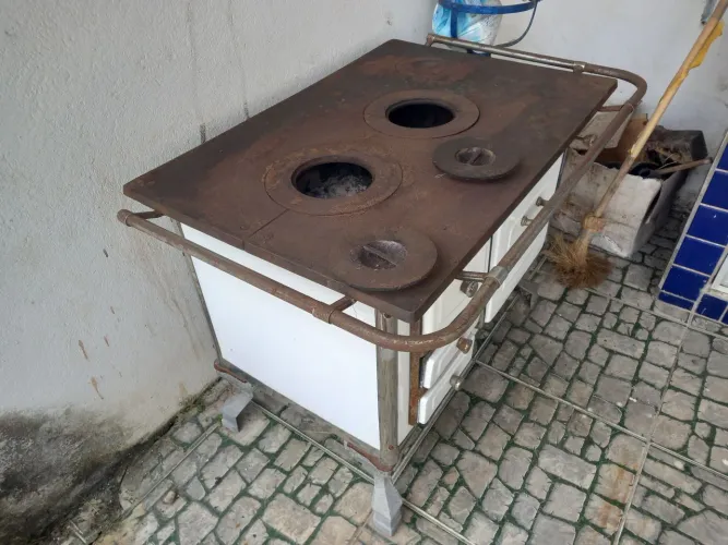 Vendo lindo fogão a lenha pouco usado.
