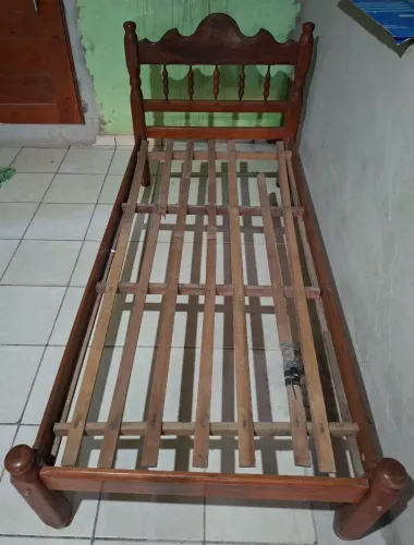 Vendo cama de solteiro madeira de Lei