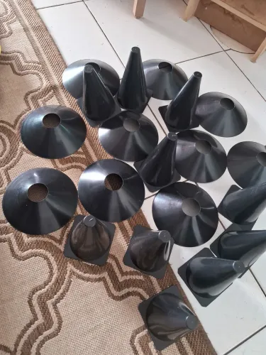 Kit 20 cones para Treino Funcional (10 Tradicionais + 10 Chapéu Chinês)