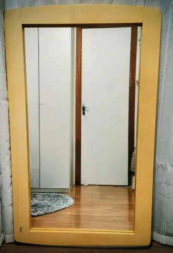 Espelho com moldura em mogno amarelo