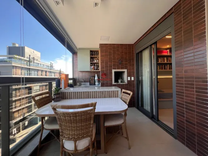 Apartamento com 2 suítes, à venda, a 150m da Praia de Jurerê - Florianópolis/SC.