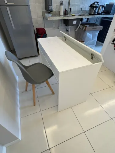 Mesa branca home office + cadeira de estudo cinza.
