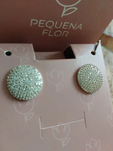 Brinco pequeno novo marca Pequena Flor - com caixa