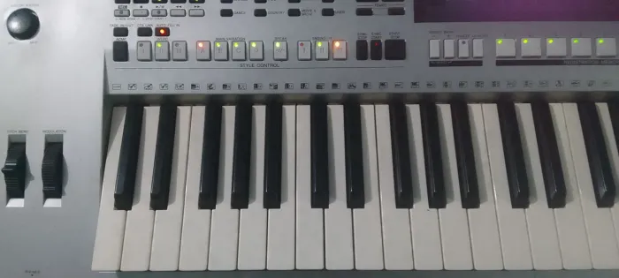 TECLADO YAMAHA PSR S700