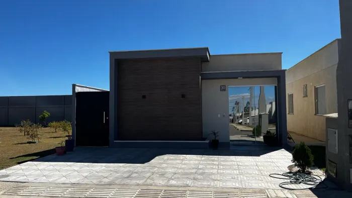 Casa de esquina nascente em condomínio completo c/ piscina, academia e segurança 24h