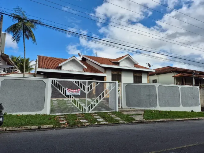Casa para venda com 360 metros quadrados com 5 quartos