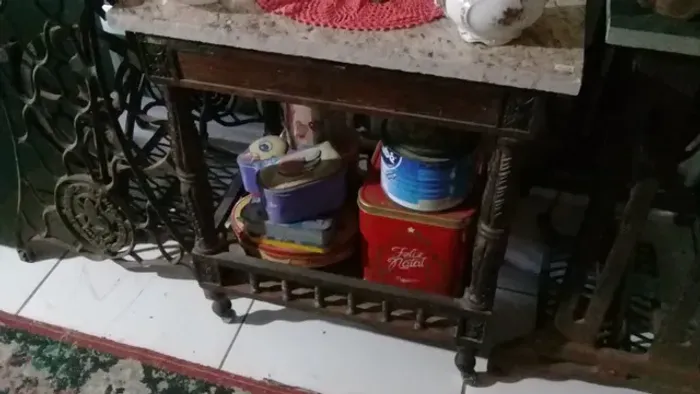 mesa antiga mesinha pequena em jacaranda com rodinhas