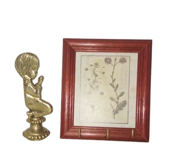 porta chave com 3 gancho em madeira figura de menino orando em bronze
