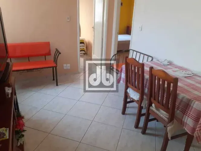 2 quartos, 2 lances de escadas junto ao metro.