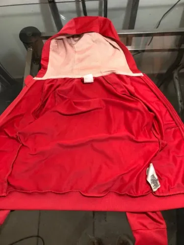 Casaco de Moletom Vermelho com Capuz
