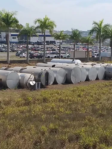 Bateria de tanques em aço carbono